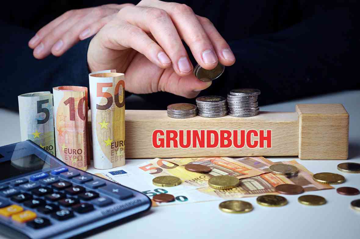 Grundbuch, Taschenrechner und Geld